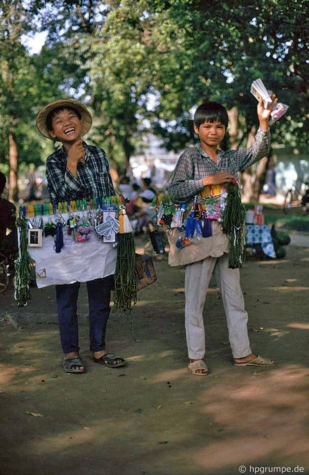 Những em bé bán hàng rong quanh hồ Trúc Bạch, 1993.
